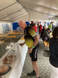 Das üppige Büffett - natürlich im Schatten. 