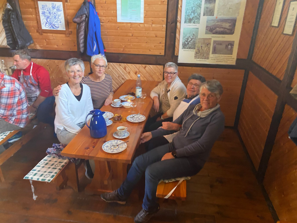 Reibekuchen, selbstgemachtes Apfelmus aus ganzen Aepfeln (von Dieter M., nicht im Bild), Kaffee, Kuchen, Getränke, sozusagen alles aus einer Hand. Paul links oben fährt normalerweise vorne weg, kennt den Kurs, doch diesmal ordnete er sich selbstredend der Damenriege unter.  